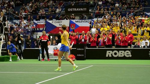 VIDEO FedCup România vs Cehia 1-1: Simona Halep a adus primul punct al fetelor noastre (6-4, 6-0 cu Siniakova); Mihaela Buzărnescu, depășită categoric de Karolina Pliskova (scor 6-1, 6-4)