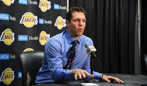 NBA: Los Angeles Lakers i-a reziliat contractul antrenorului Luke Walton