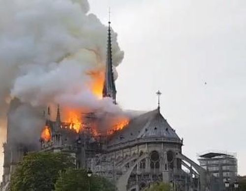 PSG a vândut 1000 de tricouri dedicate catedralei Notre-Dame în mai puţin de o jumătate de oră