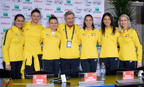 FedCup, semifinale: Kristina Mladenovic vs Simona Halep, primul meci al confruntării de la Rouen; Mihaela Buzărnescu, a doua "rachetă" a României