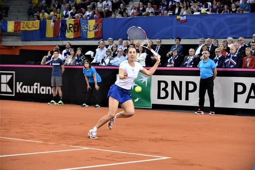 FOTOGALERIE Simona Halep și Caroline Garcia și-au respectat statutul de favorite și au adus un punct echipelor lor - Suspansul se mută duminică