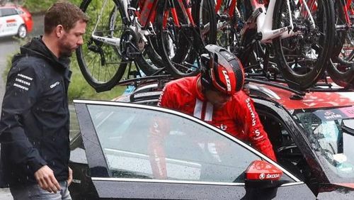 Turul Italiei: Tom Dumoulin a abandonat la puțin timp după startul etapei a V-a