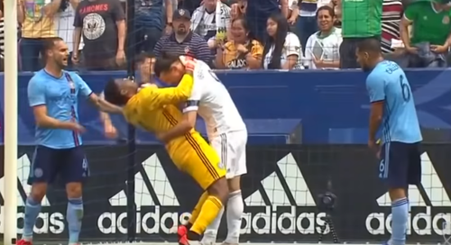 ​VIDEO MLS: Zlatan Ibrahimovic, suspendat două etape / Suedezul l-a apucat de gât pe portarul echipei adverse