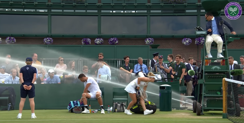 VIDEO Wimbledon, ziua 5: Lucruri care nu s-au văzut la tv - Rugăciunea lui Medvedev, mingea încasată de arbitru și dușul primit de Sitak și Siegemund pe teren