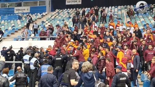 VIDEO Scandal între suporteri la meciul de handbal feminin dintre SCM Craiova şi Rapid Bucureşti, aplanat de jandarmi