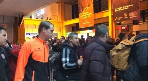 ​VIDEO Zeci de fani au aşteptat echipa CFR Cluj la aeroport: "Suntem mândri de voi!"