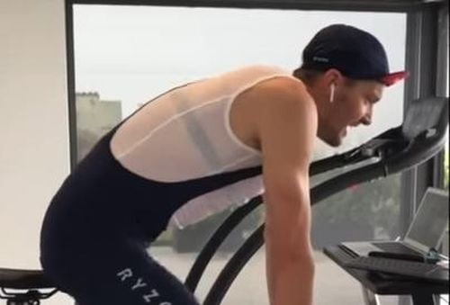 VIDEO Coronavirus: A încheiat un triatlon în izolare și a donat cei 200.000 de euro strânși