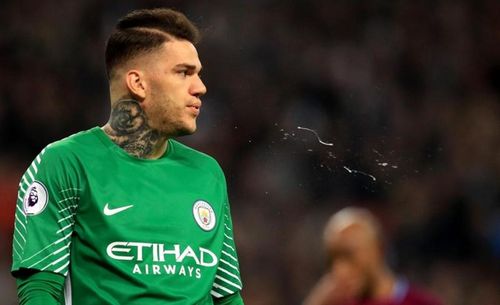 Cum se vor descurca? FIFA ia în calcul sancţionarea cu cartonaş galben a jucătorilor care scuipă