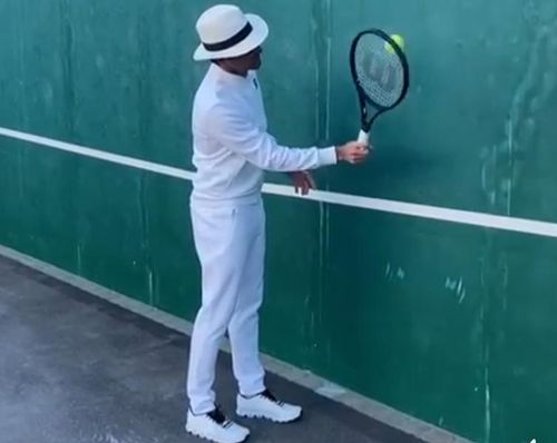 VIDEO Imbrăcat în alb precum la Wimbledon, Roger Federer ne arată un exercițiu numai bun în izolare