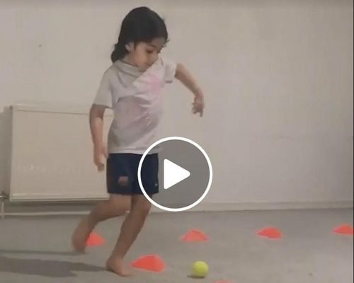 VIDEO Copilul care îi calcă pe urme idolului Messi - Control fantastic al balonului