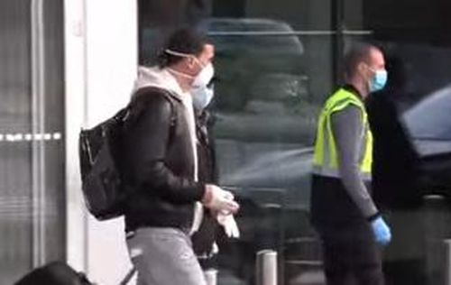 VIDEO Zlatan Ibrahimovic a sosit la Milano după aproape două luni - Va sta 14 zile în izolare