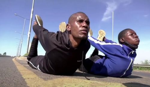 VIDEO  Campionii din Kenya se antrenează pe marginea șoselei după închiderea centrelor sportive