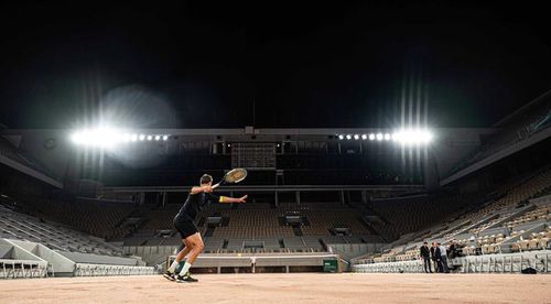 Moment inedit la Paris: Meciul dintre Djokovic și Berrettini, întrerupt pentru că spectatorii au refuzat să părăsească arena