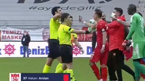 ​VIDEO Căpitanul echipei Sivasspor, eliminat după ce a vrut să-i arate arbitrului, cu telefonul mobil, că a greşit la o fază