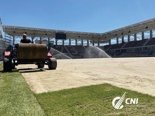 FOTO În linie dreaptă - La Stadionul Rapid se montează gazonul