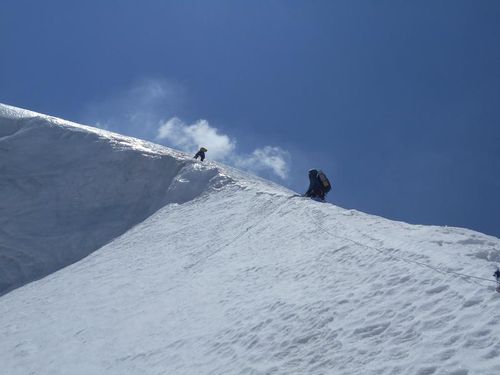 Alpiniştii Horia Colibăşanu, Marius Gane şi Peter Hámor au oprit 
expediţia de cucerire a muntelui Dhaulagiri, după ce au fost surprinşi 
de o avalanşă