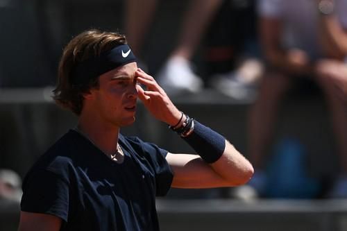 Surpriză la Roland Garros: Unul dintre cei mai în formă jucători ai anului, eliminat din runda inaugurală