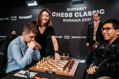 webPR: Se încinge lupta la vârful clasamentului Superbet Chess Classic Romania 2021:  trei jucători conduc la egalitate, la jumătatea turneului