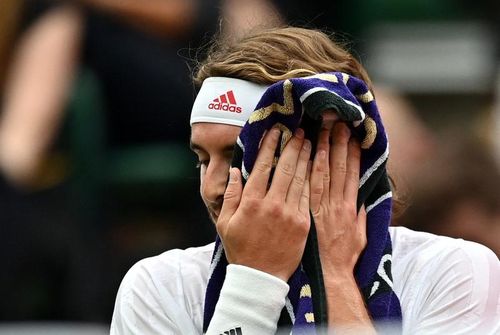 Prima surpriza la Wimbledon: Stefanos Tstisipas, al treilea favorit, învins în trei seturi în primul tur