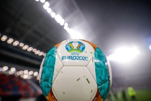 ​Euro 2020: UEFA a deschis o anchetă după ce stewarzii au confiscat de la un suporter danez un drapel în culorile curcubeului