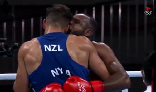VIDEO Box: Mike Tyson, varianta olimpică - Un marocan a încercat să-și muște adversarul de ureche