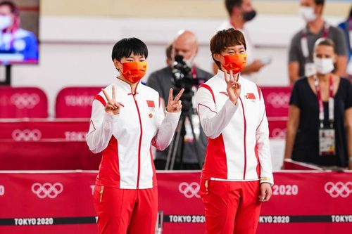 JO 2020: Campioanele olimpice din China la ciclism viteză, pe podium cu insigne cu fostul lider chinez Mao Zedong - Reacția CIO