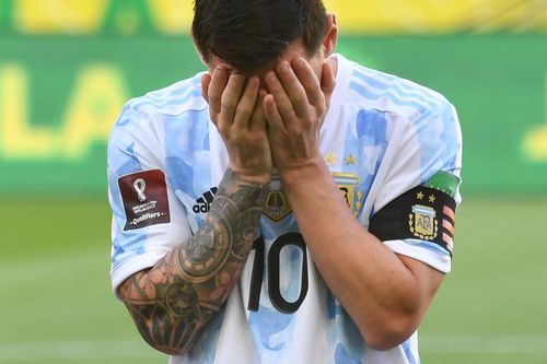 VIDEO Lionel Messi, seară incredibilă: A prezentat trofeul Copa America argentinienilor în lacrimi și a depășit un record a lui Pele