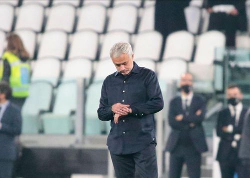 Faza zilei: Jose Mourinho (AS Roma) a avut nevoie de îngrijiri medicale după ce a fost accidentat de propriul jucător