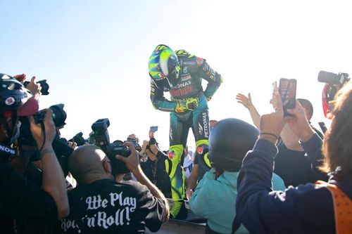 FOTO VIDEO Imagini emoționante de la retragerea unui fenomen - Valentino Rossi a spus adio sportului de performanță