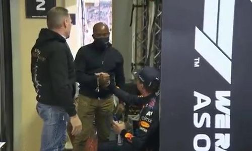 Imaginea zilei după victoria dramatică a lui Max Verstappen în fața lui Lewis Hamilton