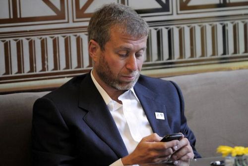 Roman Abramovich a anunțat că vinde clubul Chelsea Londra / Un miliardar elveţian spune că oligarhul rus "cere prea mult"