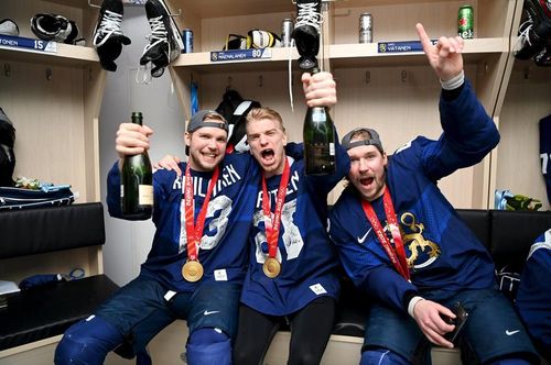 FOTO Imaginile zilei la JO 2022: Fără dinți, dar cu aurul olimpic la gât