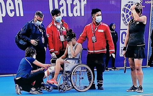 Ghinion teribil pentru Jaqueline Cristian: S-a accidentat la genunchi și a părăsit terenul într-un scaun cu rotile