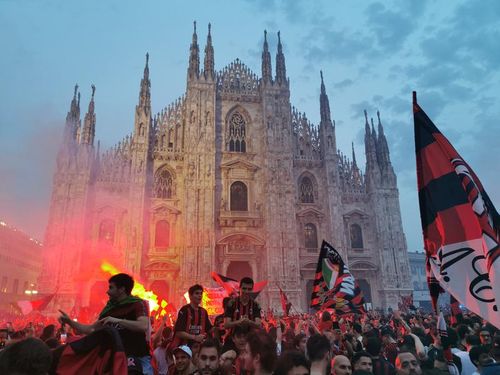 VIDEO Cu tractorul prin Piața Domului - AC Milan, titlul care părea să nu mai vină și noaptea albă a fanilor rossonero
