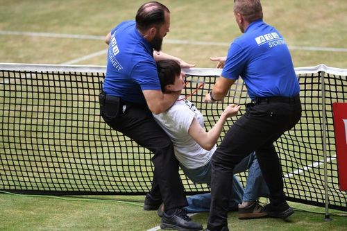 VIDEO Momente incredibile în timpul finalei ATP Halle - O protestatară a fost târâtă pe teren, după ce a încercat să se lege de fileu