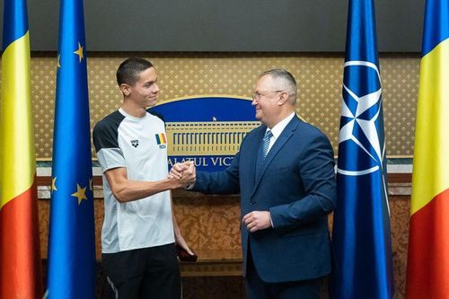 David Popovici, dublu campion mondial la înot, va fi premiat cu 1 milion de lei din Fondul de rezervă - Hotărâre adoptată de Guvern / Ceremonia de la Palatul Victoria  - VIDEO