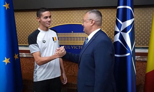 DigiSport: Glume după salutul de 37 de secunde dintre Nicolae Ciucă și David Popovici. „A crezut că e cu soldații”