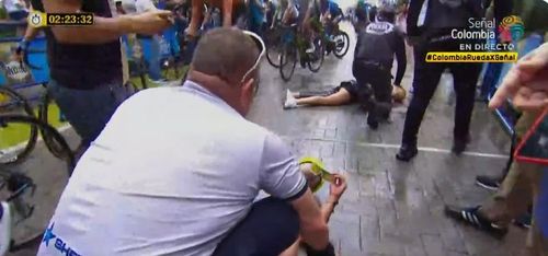 VIDEO A câștigat o etapă din Turul Columbiei, iar imediat după a lovit din greșeală o spectatoare: Era tocmai soția sa