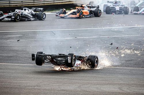 FOTO VIDEO Zhou Guanyu, accident grav la Silverstone - Monopostul său s-a răsturnat și s-a oprit în gardul care proteja spectatorii