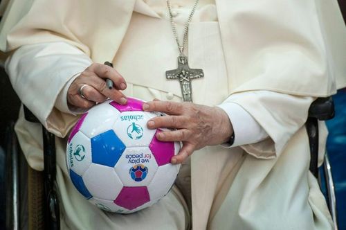 Papa Francisc spune că l-a întrebat pe Maradona despre „Mâna lui Dumnezeu”