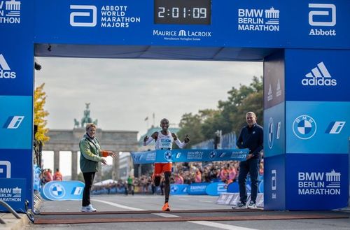 Eliud Kipchoge a câștigat maratonul de la Berlin și a stabilit un nou record mondial