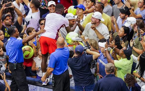 VIDEO Scene incredibile la US Open - Cu ce s-au ocupat doi fani în pauza unui meci de la Flushing Meadows