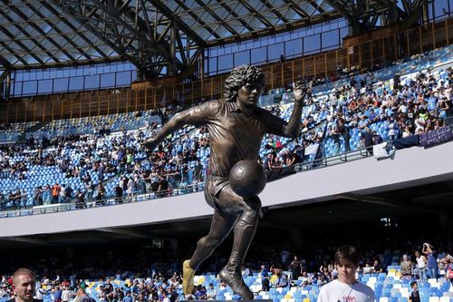 VIDEO Diego Maradona ar fi împlinit 62 de ani - Statuie inedită la stadionul din Napoli