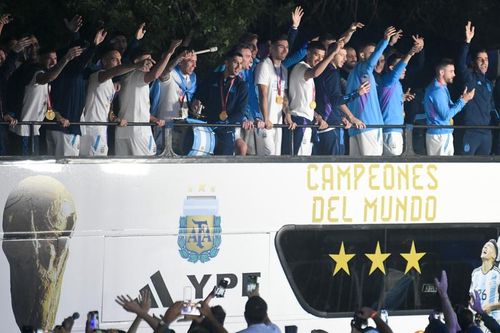 VIDEO Nebunie totală în Argentina: Messi a ajuns acasă cu trofeul Cupei Mondiale - Zi liberă în toată țara