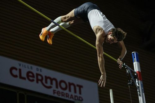 VIDEO Nou record mondial la săritura cu prăjina