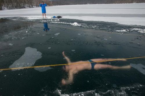 VIDEO Record fantastic reușit la scufundarea sub gheață fără costum de neopren