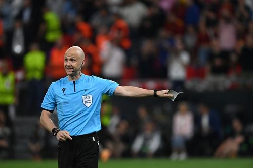 VIDEO Arbitrul Anthony Taylor, atacat la aeroport după finala Europa League