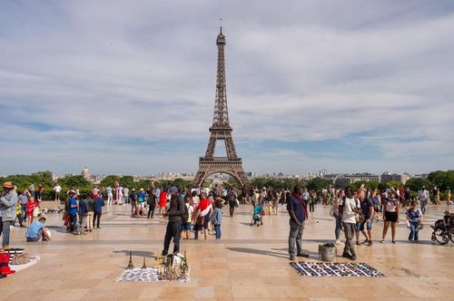 VIDEO Record inedit stabilit de o franțuzoaică pe Turnul Eiffel