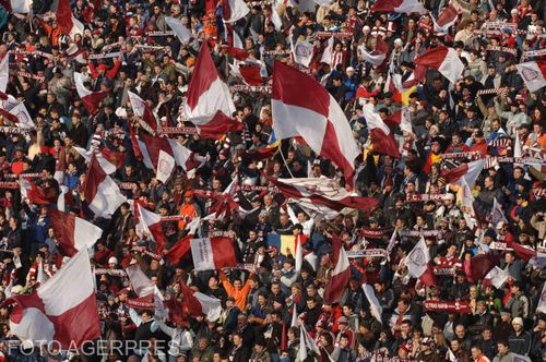 ​„Frate, când ies de la vestiare, simt că ceva nu e în regulă, după 
care mă trezesc cântând cu voi”. Poveștile stadionului Rapid Giulești - VIDEOSTORY cu Lucian Ionescu