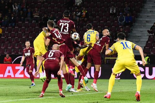 CFR Cluj, iertată de două penalty-uri în meciul cu Petrolul - Reacții dure din tabăra „lupilor galbeni”